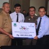 Penyerahan bantuan dari BjB Cabang Kuningan kepada Bupati Kuningan untuk Tour de Linggarjati.